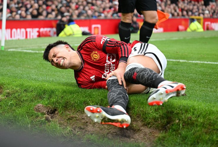 breaking:-erik-ten-hag-provides-update-on-lisandro-martinez-after-manchester-united-star-went-off-injured-in-west-ham-win