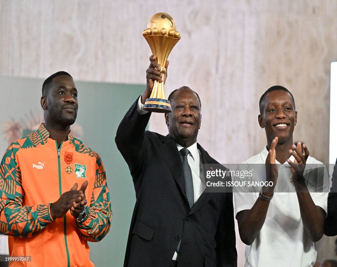 Ivory Coast coach Emerse Fae (Left), President of Ivory Coast Alassane Ouattara ( middle) and former Captain Max-Alain Grade ( right)